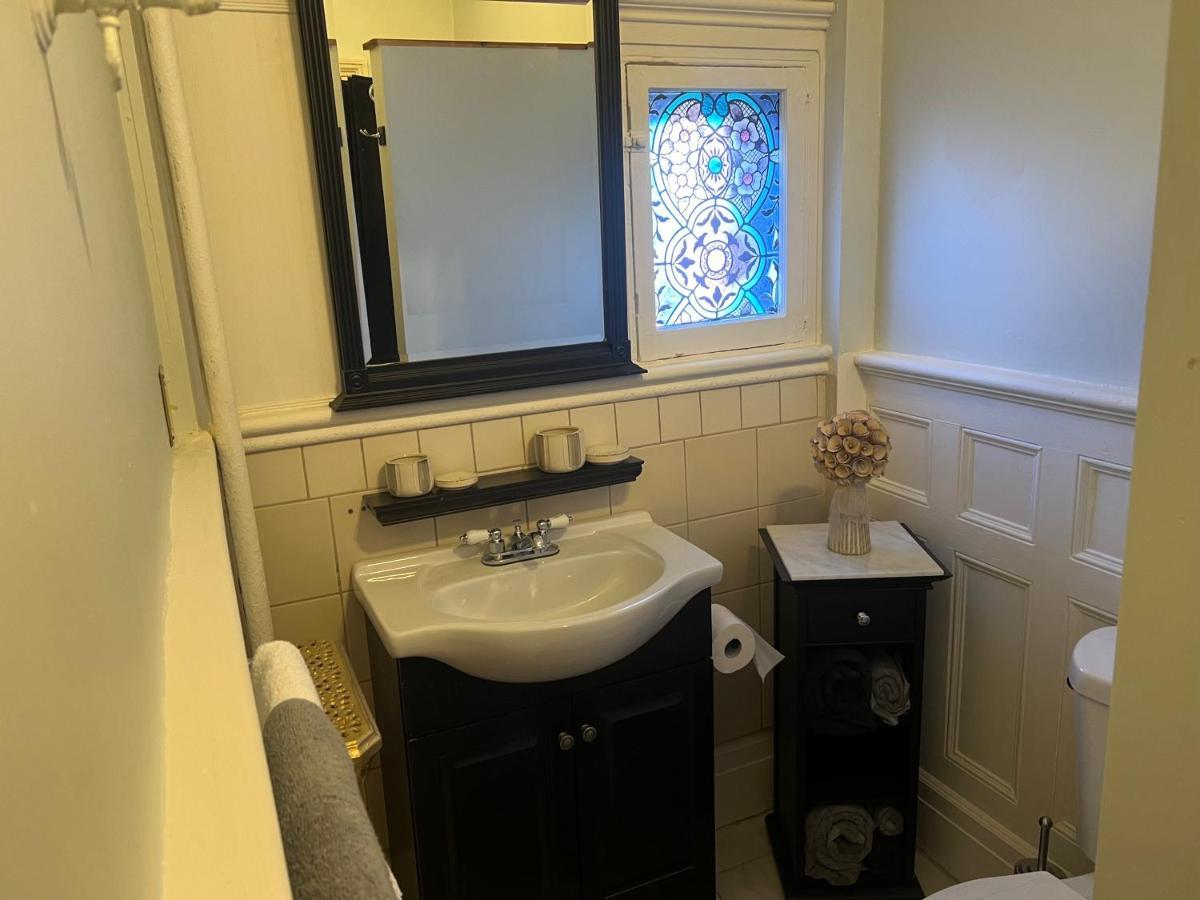 1 Bedroom Private Victorian Apt In Convenient City Location On 5 Acre, Sleeps 4 بكبسي المظهر الخارجي الصورة